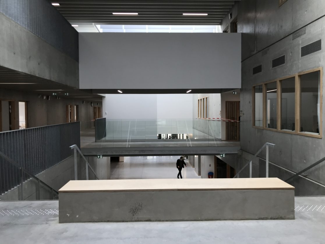 Illustration 12 intérieur Collège André Tiraqueau économie OPC