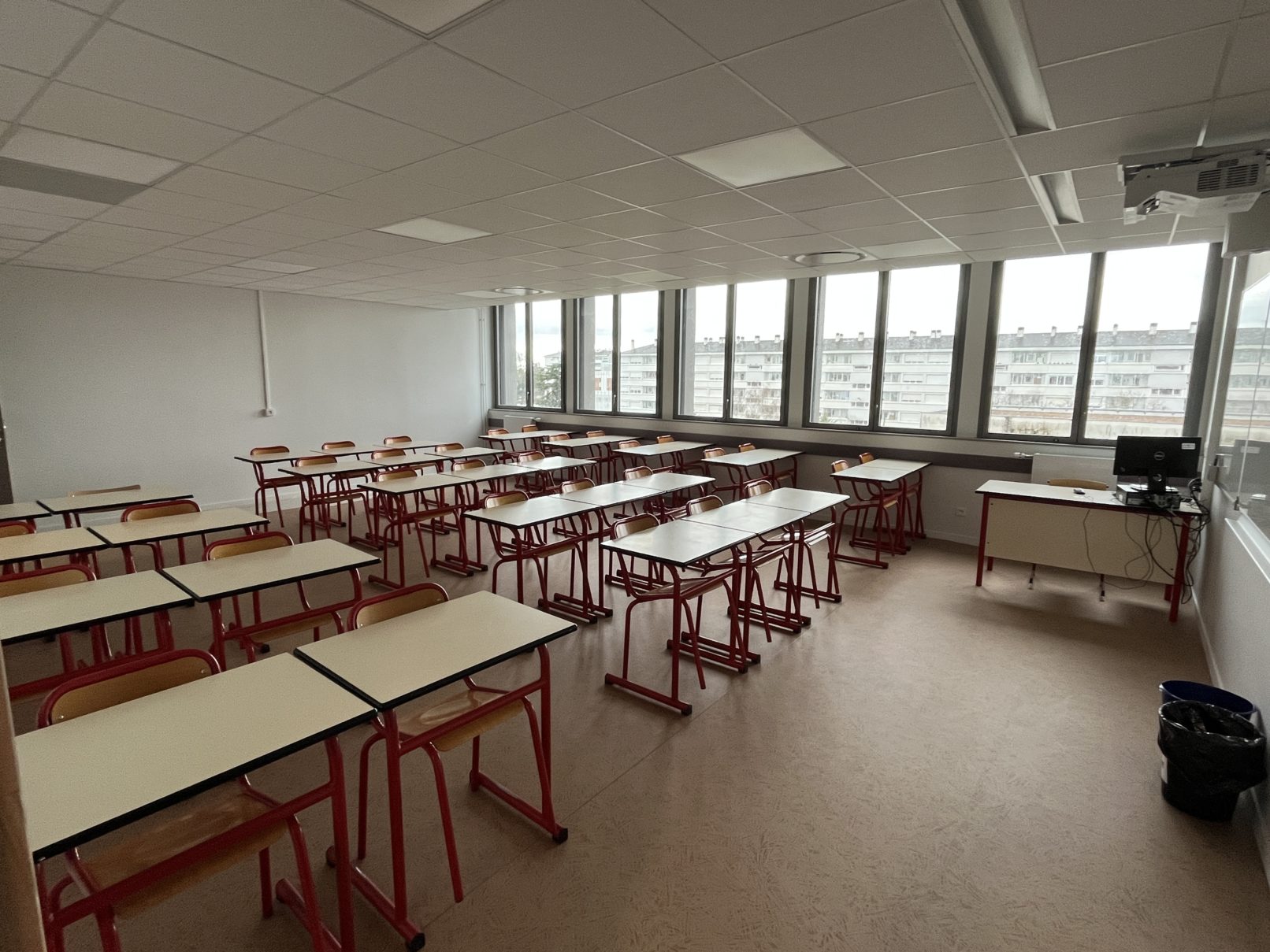 Illustration 05 salle de classe babalisée lycée Emmanuel Mounier